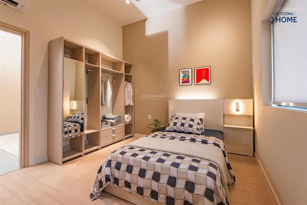 Bán gấp căn nhà 3 tầng, có nội thất, 176m² sử dụng, nhà hoàn thiện, có gara xe oto, sân thượng