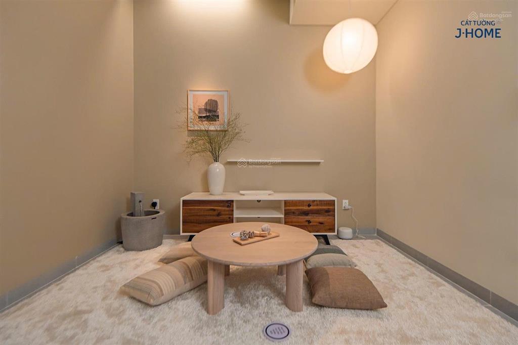 Bán gấp căn nhà 3 tầng, có nội thất, 176m² sử dụng, nhà hoàn thiện, có gara xe oto, sân thượng