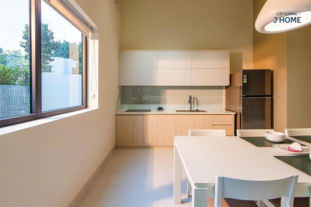 Bán gấp căn nhà 3 tầng, có nội thất, 176m² sử dụng, nhà hoàn thiện, có gara xe oto, sân thượng