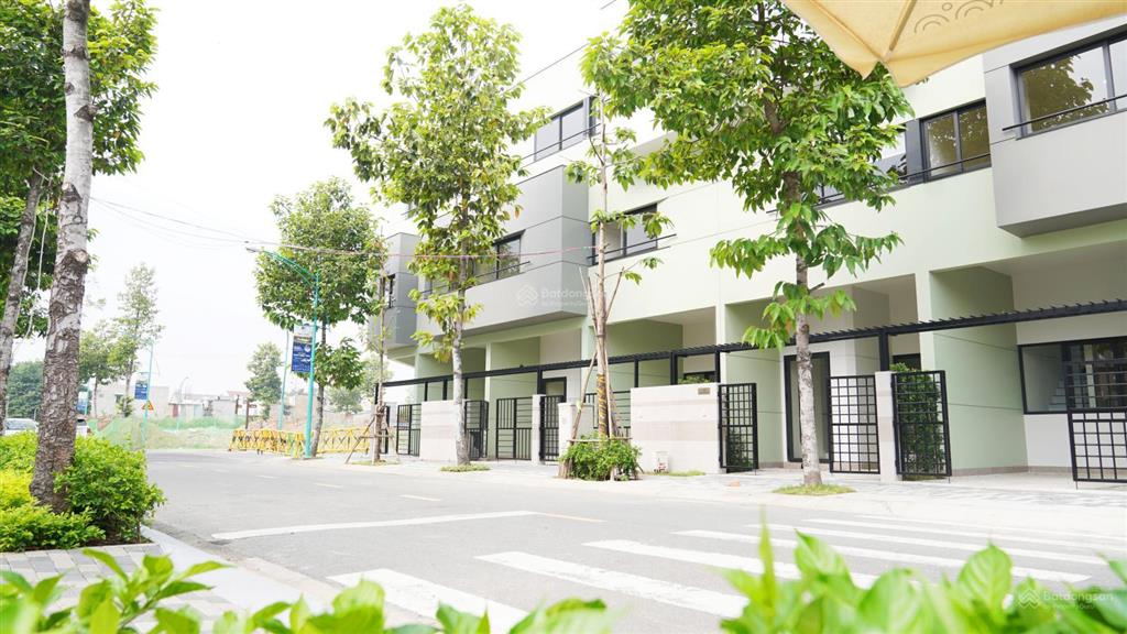 Bán gấp căn nhà 3 tầng, có nội thất, 176m² sử dụng, nhà hoàn thiện, có gara xe oto, sân thượng