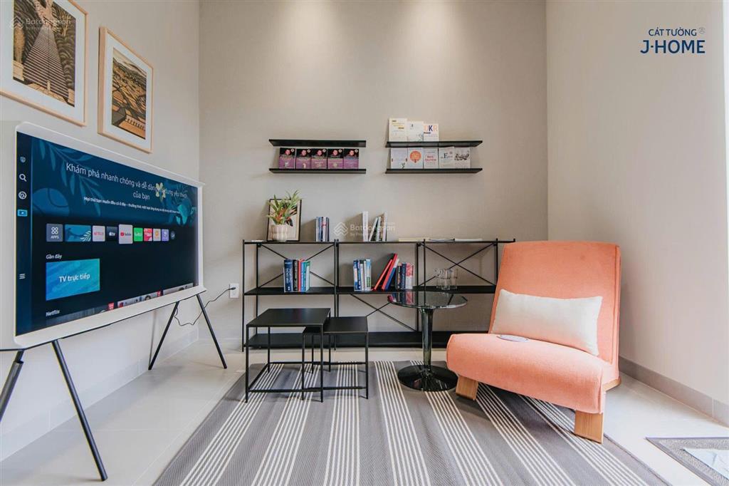 Bán gấp căn nhà 3 tầng, có nội thất, 176m² sử dụng, nhà hoàn thiện, có gara xe oto, sân thượng