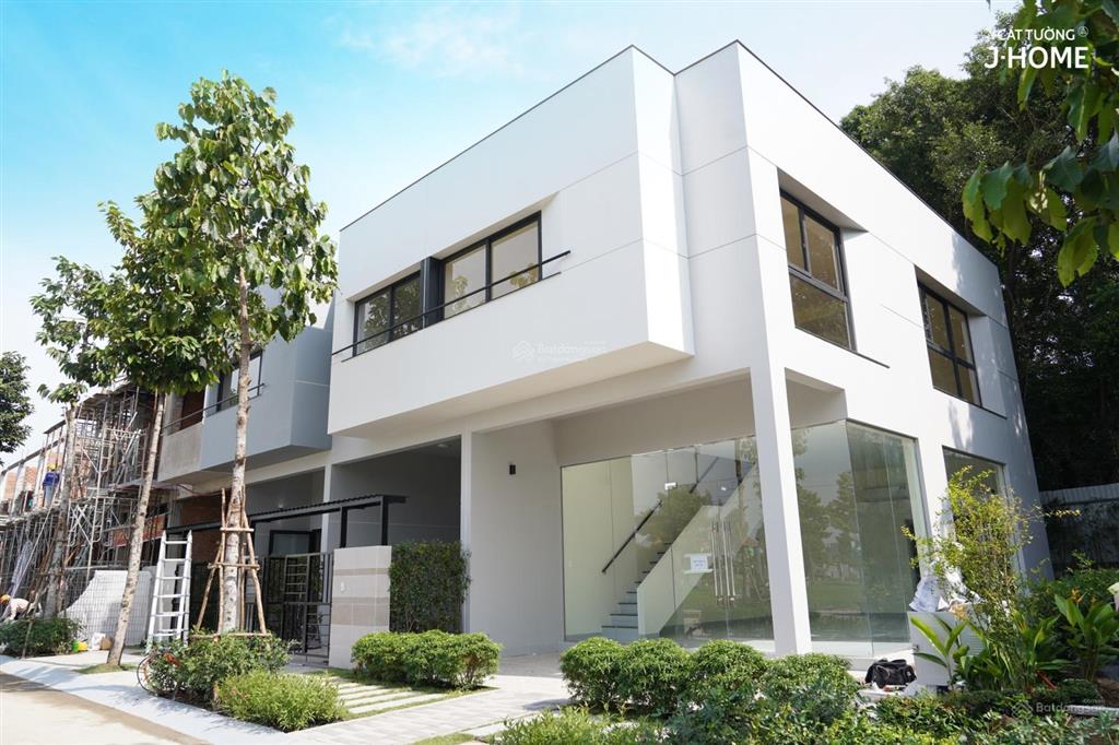 Bán căn vị trí vip 2 tầng, 81m2, 2pn, 2wc, có gara xe ô tô, có sân vườn nhật