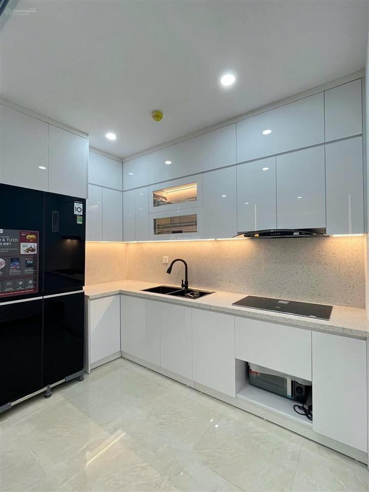 Chính chủ bán căn 1 phòng ngủ diện tích 50m2  ban công hướng mát, tầng trung giá 4,8 tỷ, sẵn sổ