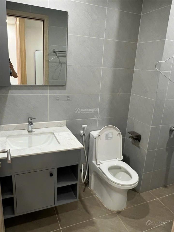 Chính chủ bán căn 1 phòng ngủ diện tích 50m2  ban công hướng mát, tầng trung giá 4,8 tỷ, sẵn sổ