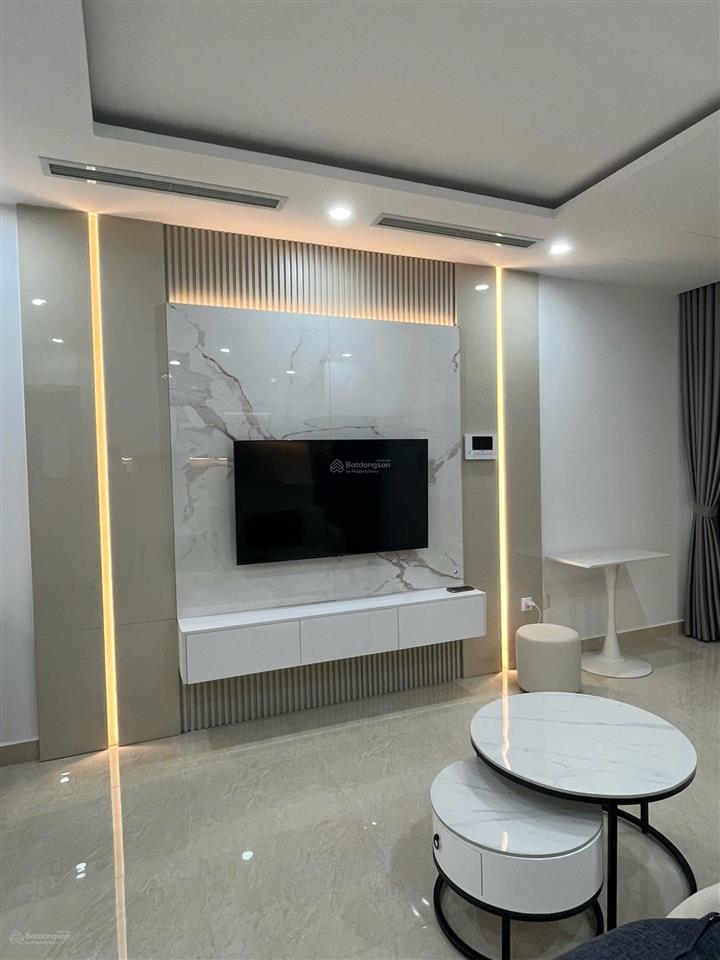 Chính chủ bán căn 1 phòng ngủ diện tích 50m2  ban công hướng mát, tầng trung giá 4,8 tỷ, sẵn sổ