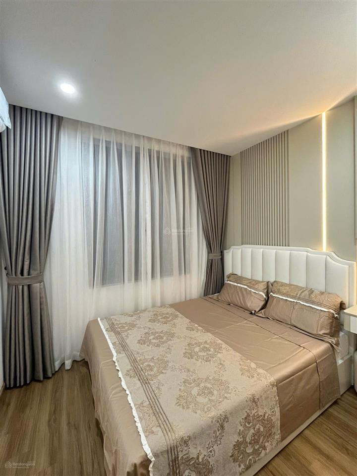 Chính chủ bán căn 1 phòng ngủ diện tích 50m2  ban công hướng mát, tầng trung giá 4,8 tỷ, sẵn sổ