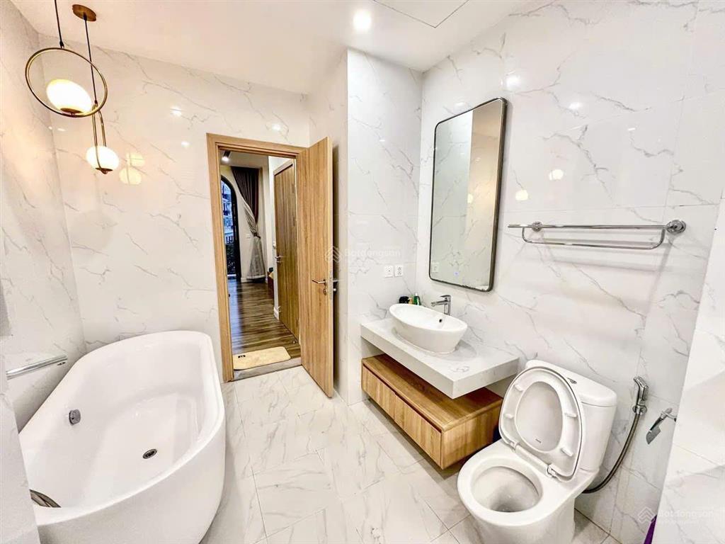 Cho thuê biệt thự full đồ. giá 30tr/th. cạnh hồ 24,5 ha.  0909 044 ***