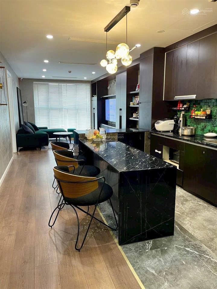 Chính chủ cần bán căn chung cư 3 ngủ để lại full nội thất liền tường