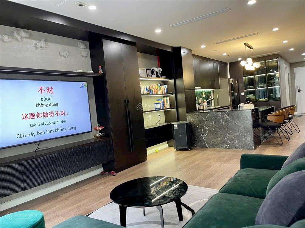 Chính chủ cần bán căn chung cư 3 ngủ để lại full nội thất liền tường