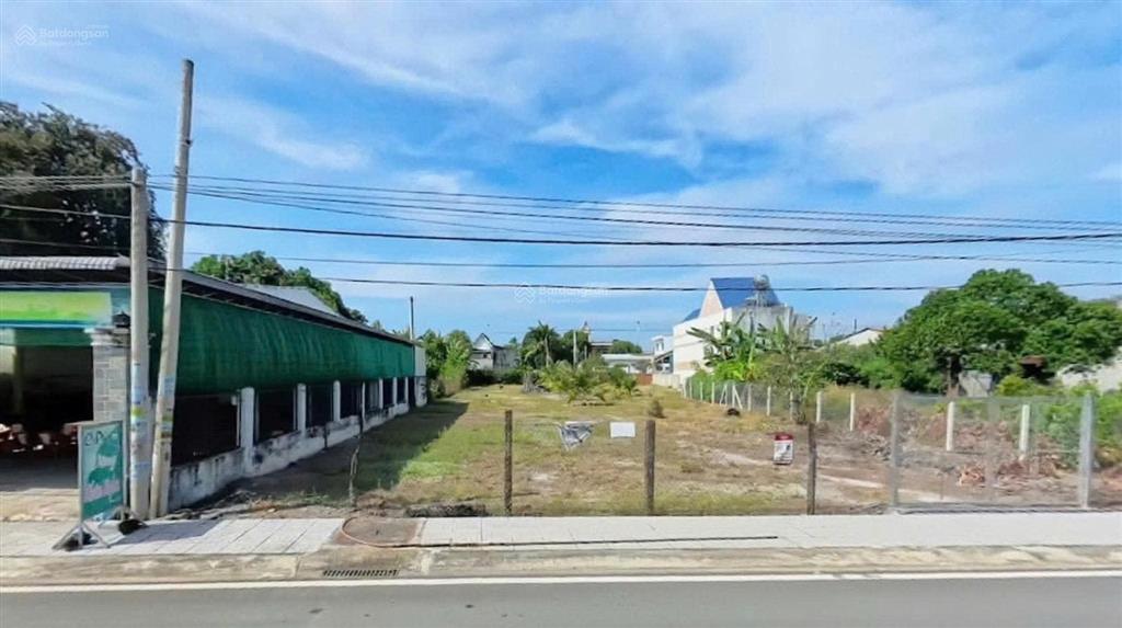 Bán lô đất 15*70m. đường nhựa 20m. giá 600 triệu
