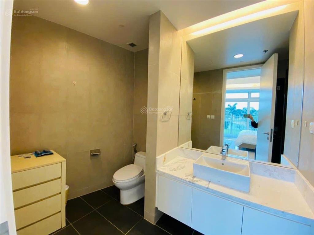 Bán ch azura loại 2pn dt 104m2, đầy đủ nội thất, tầng thấp giá hời thị trường 8,5 tỷ  ms linh