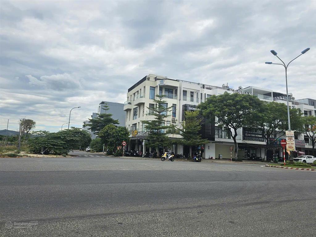 Hạ giá  bán gấp căn shophouse 4 tầng 2mt trước sau đường hoàng thị loan  có thang máy