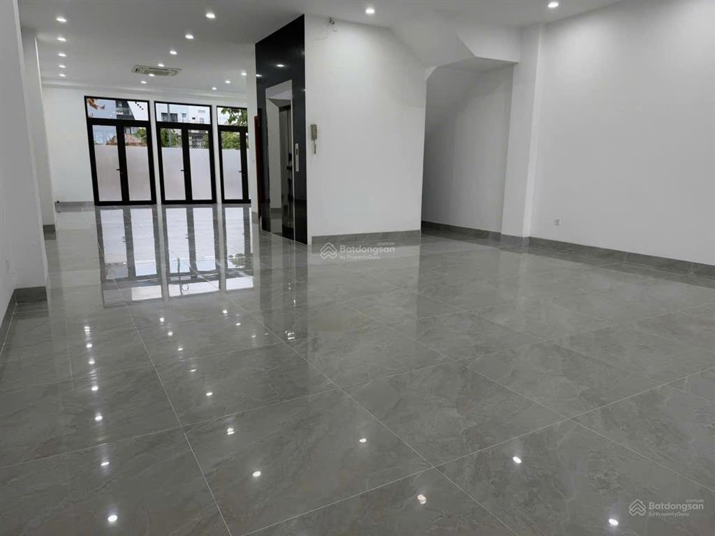 Hạ giá  bán gấp căn shophouse 4 tầng 2mt trước sau đường hoàng thị loan  có thang máy
