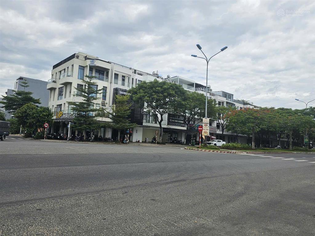 Hạ giá  bán gấp căn shophouse 4 tầng 2mt trước sau đường hoàng thị loan  có thang máy
