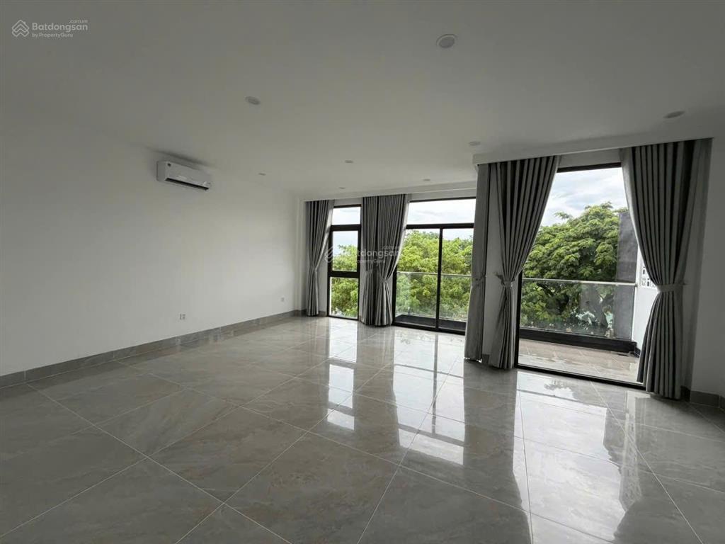 Hạ giá  bán gấp căn shophouse 4 tầng 2mt trước sau đường hoàng thị loan  có thang máy