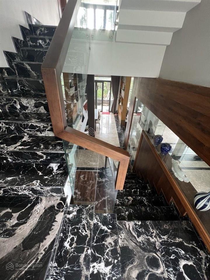 Bán biệt thự cao cấp giá tốt (359m2) ven sông  nội thất nhập khẩu  giá rẻ tìm chủ nhân mới