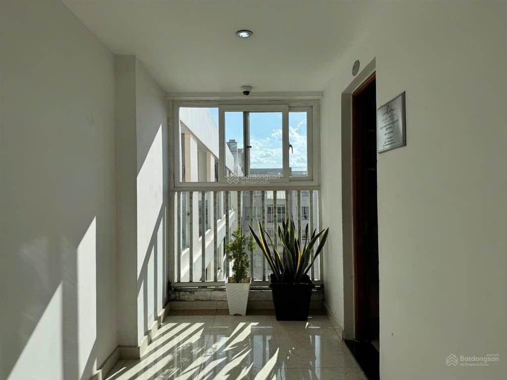 Bán căn góc 43m2  2 view siêu đẹp sky center, phổ quang. giá chỉ 3,490 tỷ.  0901 100 ***