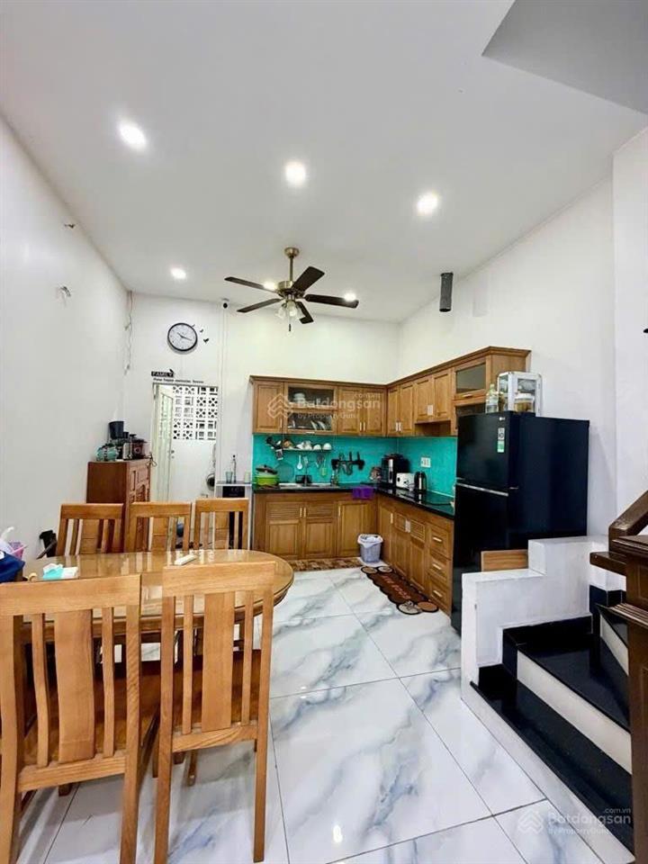 Nhà bán bình thành. bhhb tiện ích, gần chợ trường mẫu giáo, gần ủy ban, siêu thị, xung quanh khong