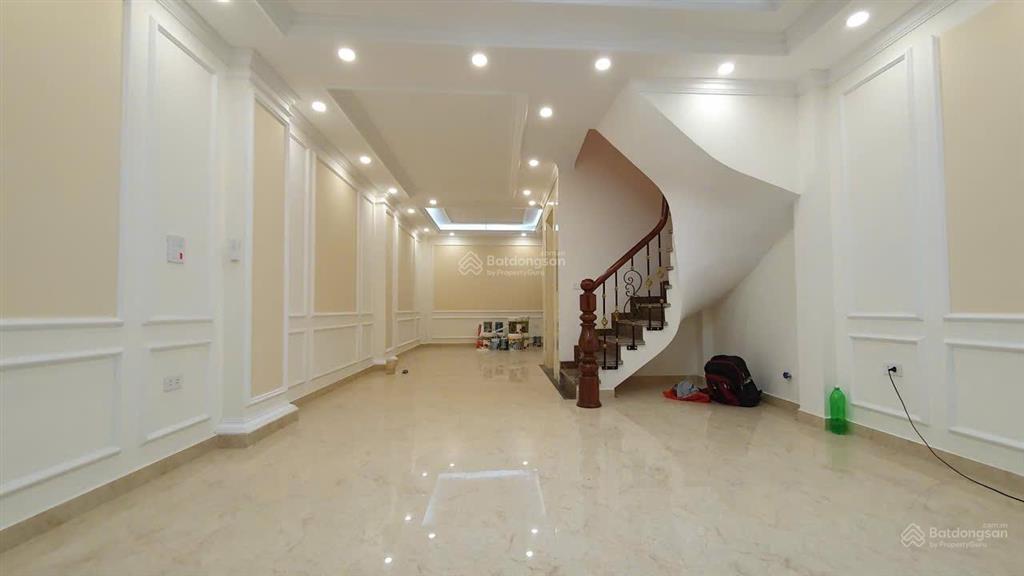 Chính chủ cho thuê nhà hoàng quốc việt  ngõ đậu 2 3 ô tô thoải mái 6 tầng thang máy  tiện làm vp