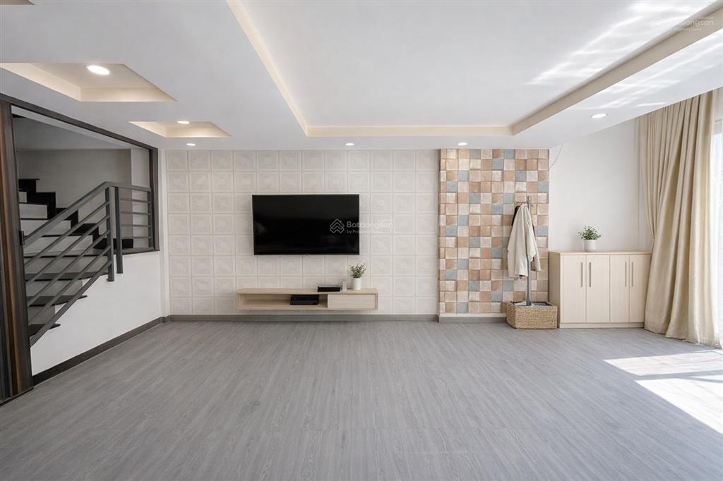 Siêu phẩm 3 tầng hxh sát mt trần xuân soạn  ngang 4.8m  nhỉnh 6 tỷ