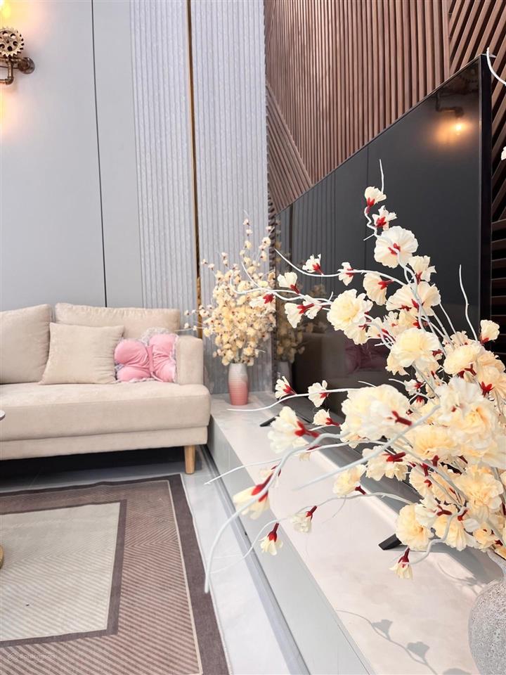 Nhà 2 tầng sổ riêng 60m  ngay chợ  hẻm cao sạch  huỳnh tấn phát  thị trấn nhà bè.
giá 5,15 tỷ