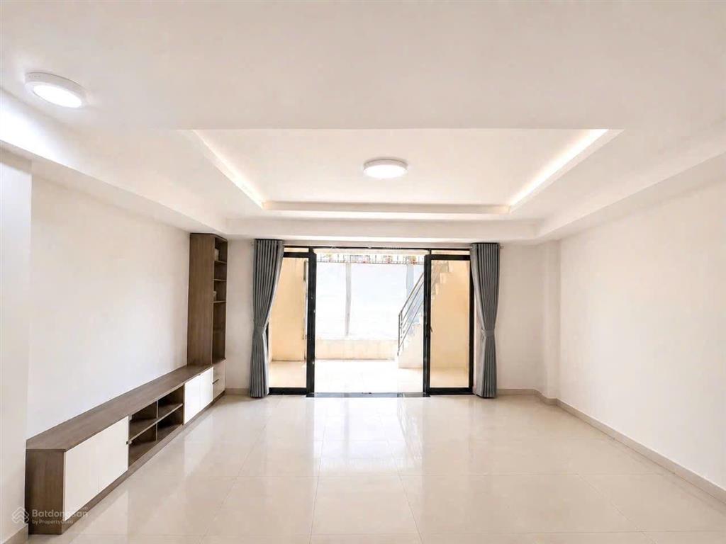 Nhà đẹp 4 tầng  kế him lam  xe hơi trong nhà  chỉ 10.5 tỷ