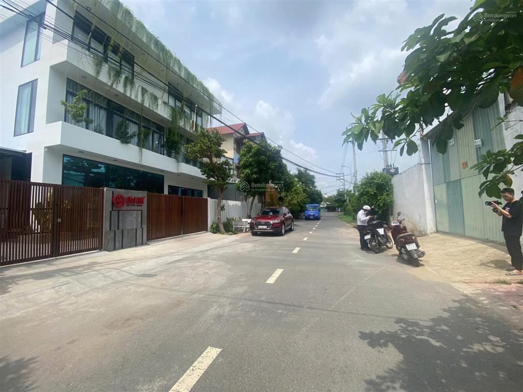 Bán 2 lô đất liền kề vạn phúc . dt 450 m (15 x30 ) . 2 mặt tiền trước sau . khu dân trí cao hiếm