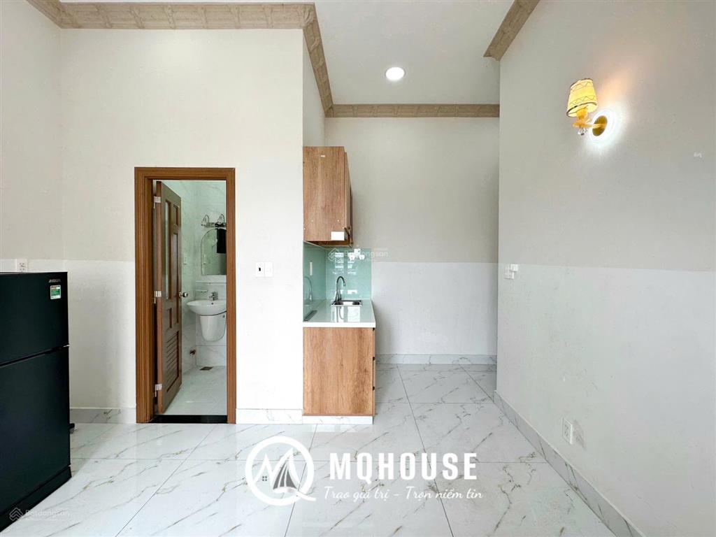 Phòng có gác, ban công, cửa sổ trời, full nội thất, 30m2, vạn hạnh mall, cầu vượt 3/2, hulfit, ueh