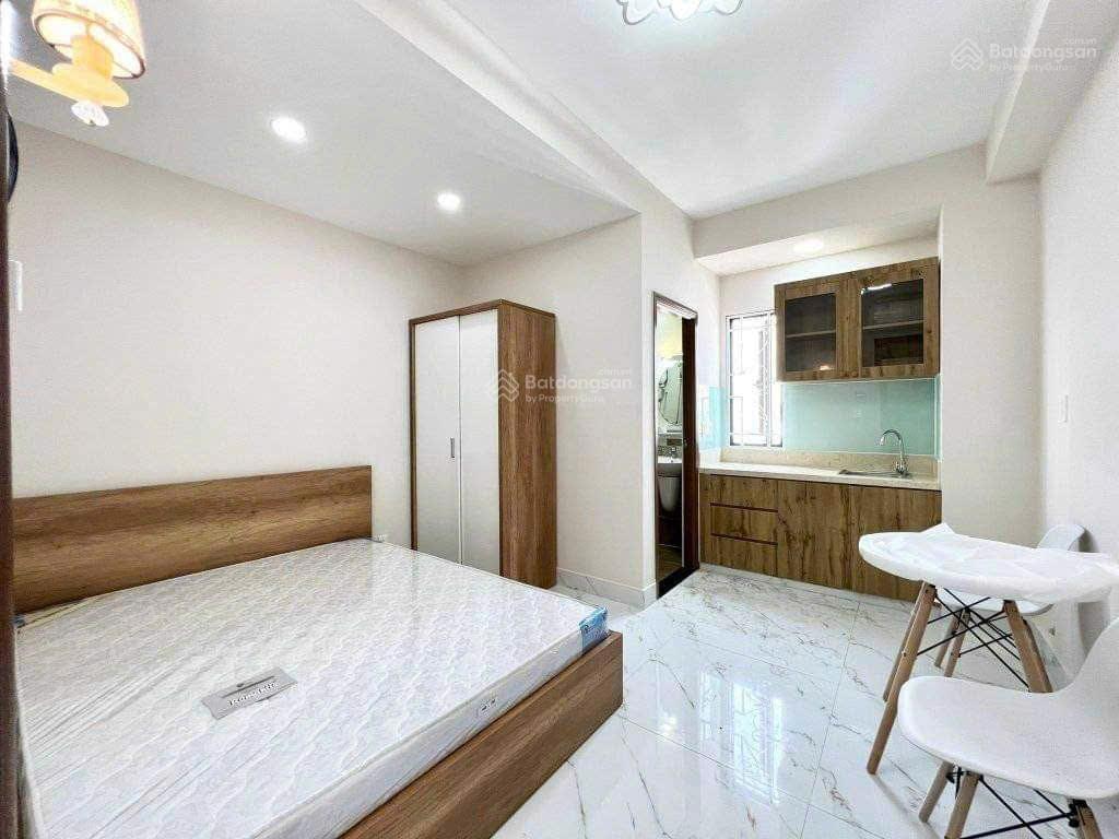 Phòng có gác, ban công, cửa sổ trời, full nội thất, 30m2, vạn hạnh mall, cầu vượt 3/2, hulfit, ueh