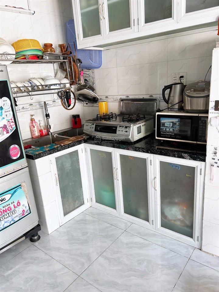 Đường rộng, gần các cty, kho bãi phế liệu, thuận tiện mua bán, làm nghề tóc