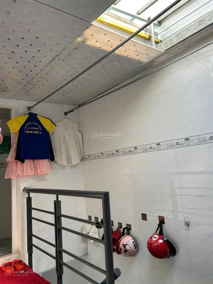 Đường rộng, gần các cty, kho bãi phế liệu, thuận tiện mua bán, làm nghề tóc