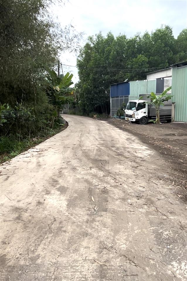 Cần tiền  mình cần bán lô đất sổ riêng  xung quanh là kho, xưởng. gía 3tr/m2 có thương lượng