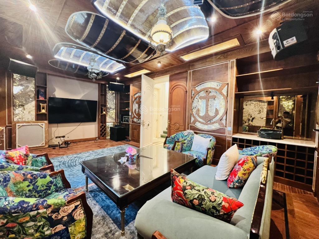 Bt vip kđt thành phố giao lưu phạm văn đồng 250m2 vỉa hè 2 mặt  oto tránh  full nội thất cao cấp