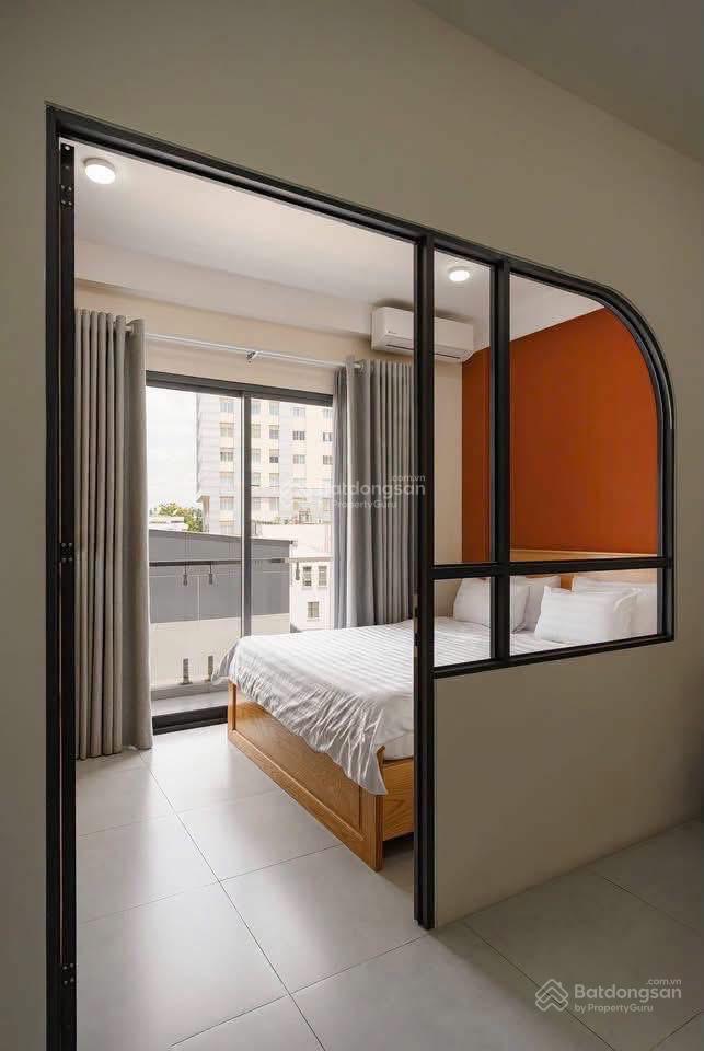 Cho thuê căn hộ 1 phòng ngủ ban công full nội thất mới xây gần q5, q6, thang máy