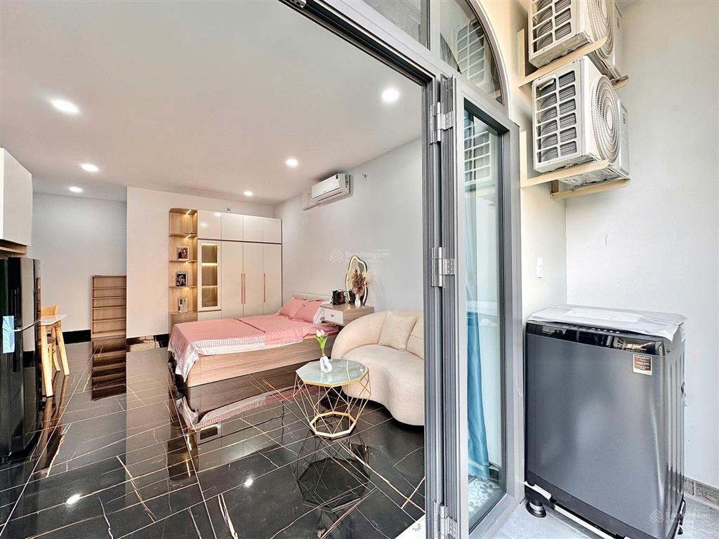 Căn hộ studio ban công sân vườn luxury  full nội thất cao cấp  thang máy  có chỗ đậu oto qua đêm