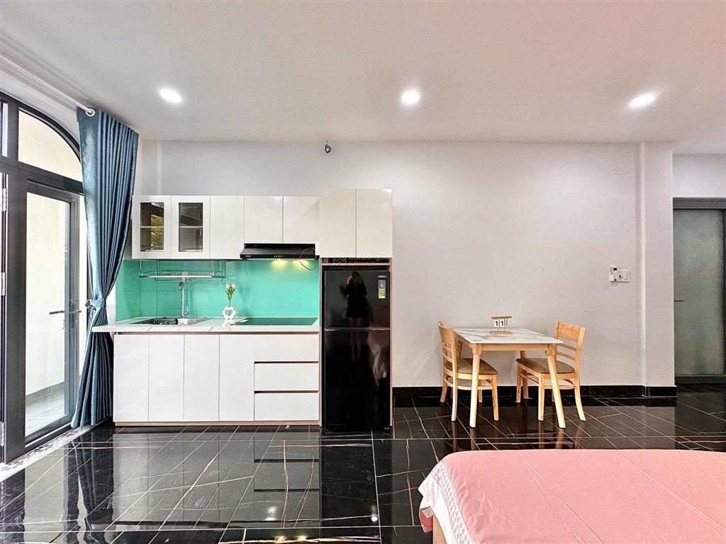 Căn hộ studio ban công sân vườn luxury  full nội thất cao cấp  thang máy  có chỗ đậu oto qua đêm