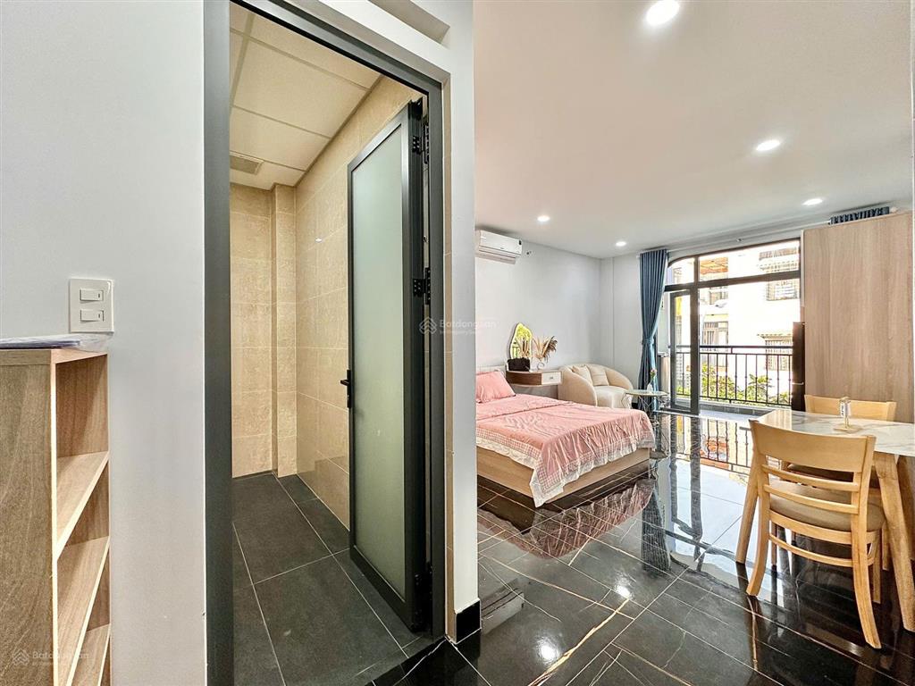 Căn hộ studio ban công sân vườn luxury  full nội thất cao cấp  thang máy  có chỗ đậu oto qua đêm