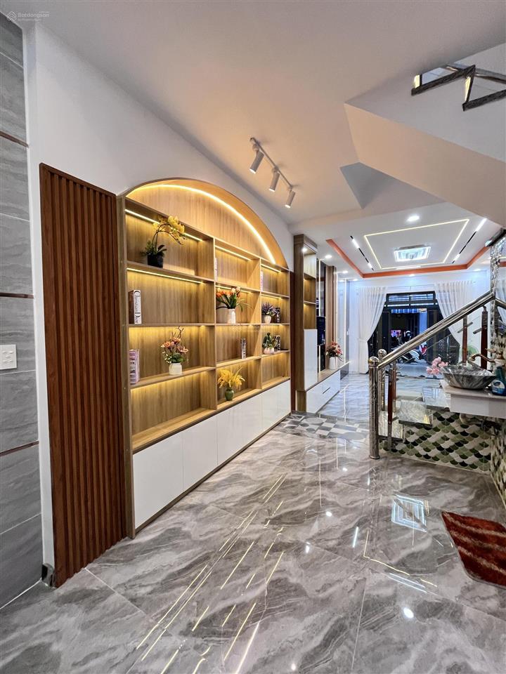 7.9 tỷ nhà diện tích lớn 72m2  4pn  hẻm xe hơi 6m  đường huỳnh văn nghệ