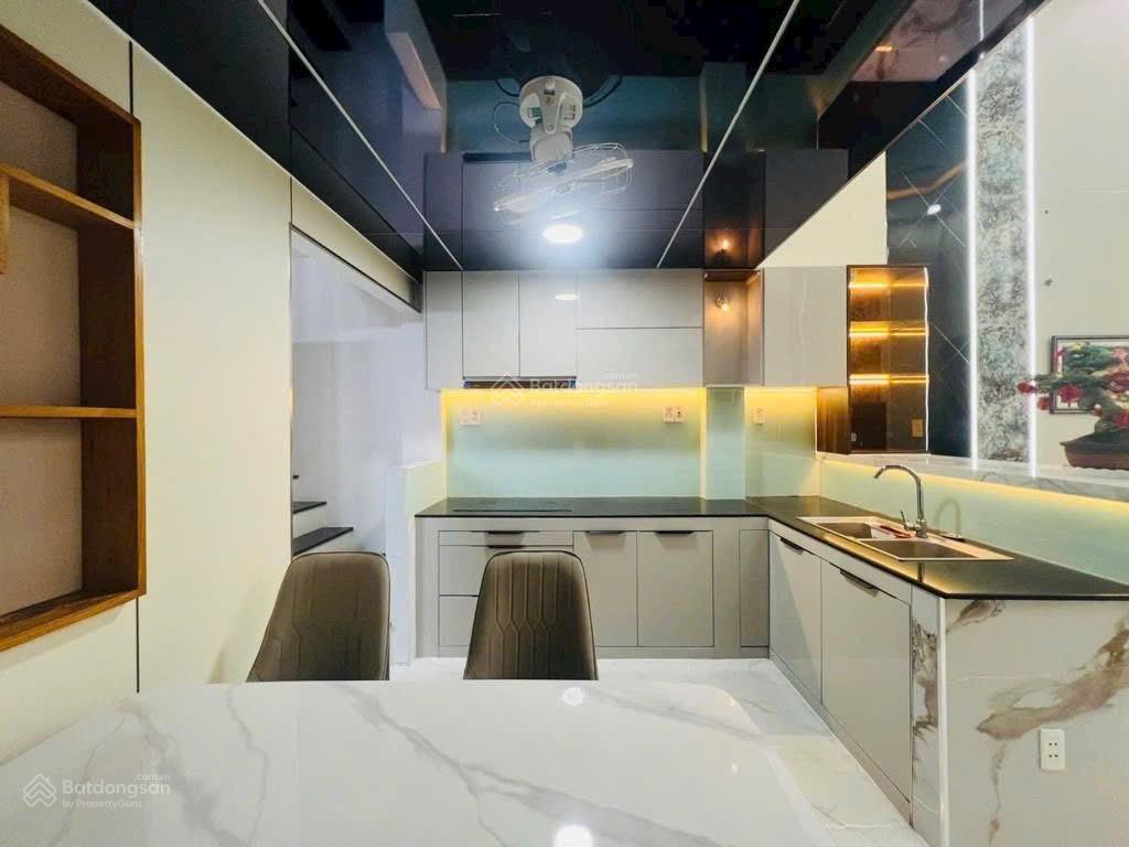 Xây mới ở ngay  4 tầng 4pn  sát hẻm xe tải tránh  kế bên emart phan huy ích  nhỉnh 5tỷ