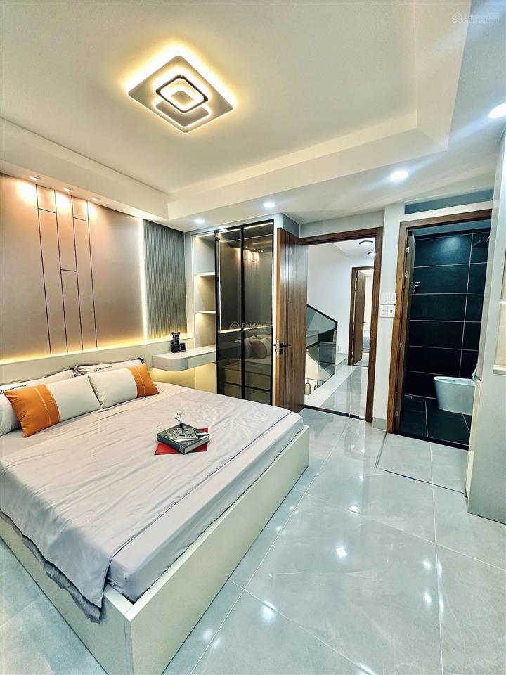 Ngay chợ phạm văn bạch  5 tầng 4pn nở hậu  xe hơi đỗ cửa  full nội thất nhỉnh 7tỷ