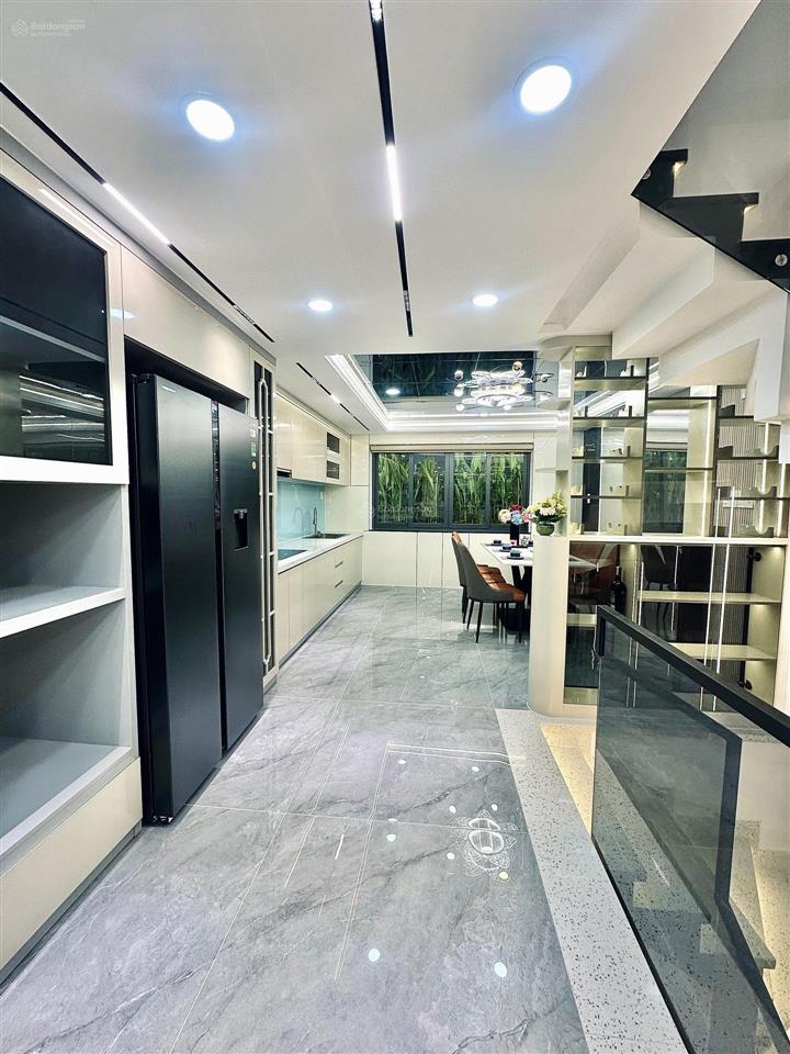 Ngay chợ phạm văn bạch  5 tầng 4pn nở hậu  xe hơi đỗ cửa  full nội thất nhỉnh 7tỷ