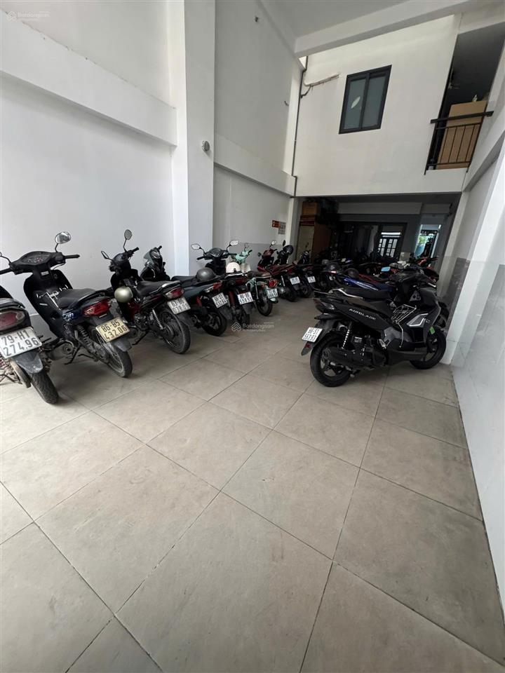 Hàng kín chdv hạ giá 1,7 tỷ dòng tiền 80tr/th đường 8m, ô tô tránh giá chỉ ~119tr/m2