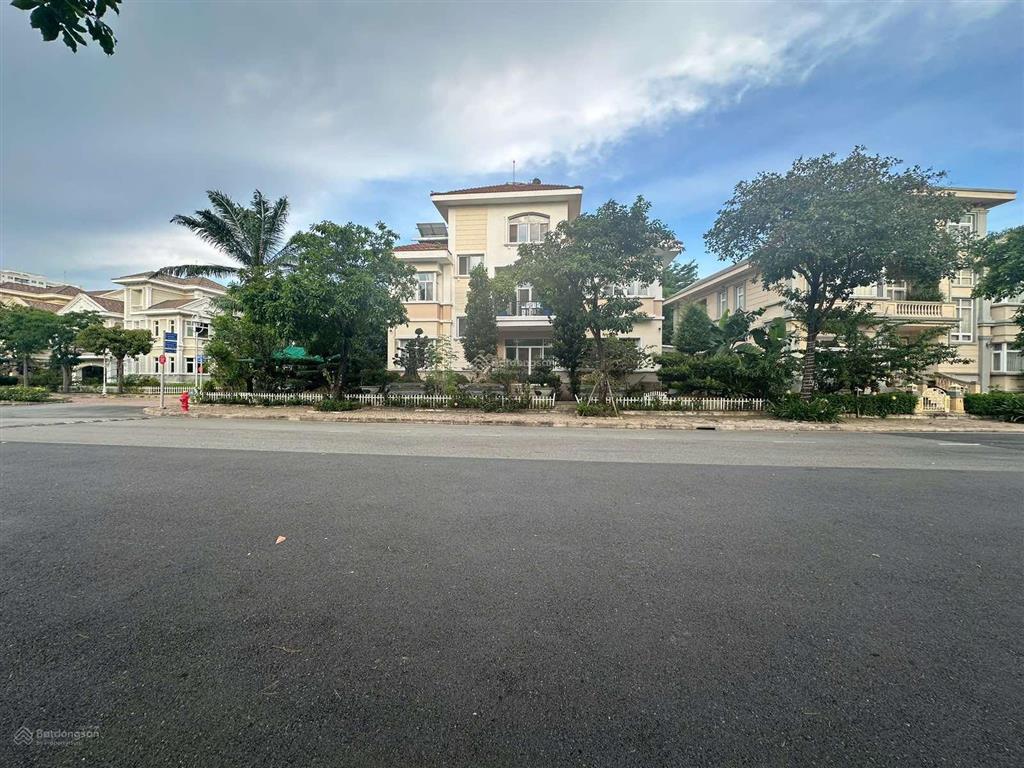 Bán biệt thự góc 3 mặt tiền chateau a156 phú mỹ hưng, quận 7 diện tích đất ~530m2, giá 250 tỷ