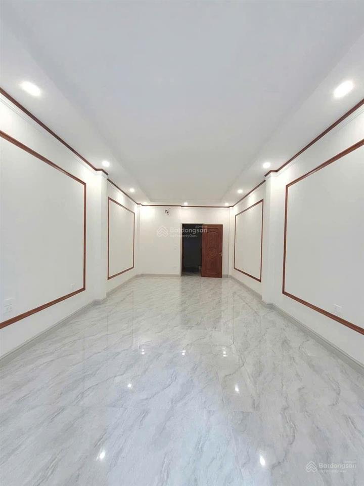 Hạ chào 500tr. chính chủ cần bán gấp nhà có thang máy trung kính, yên hòa, cg. đường ô tô tránh.