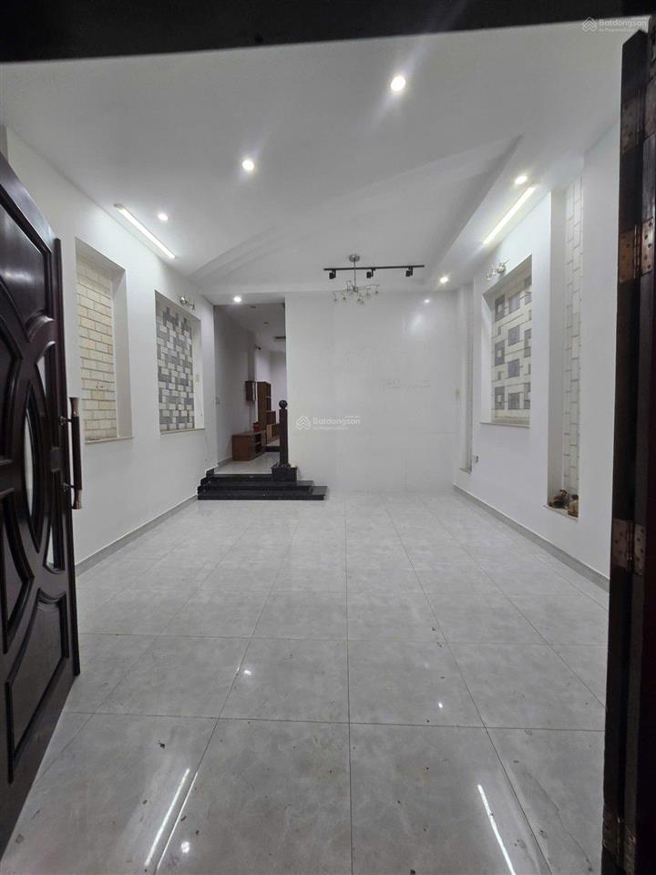 Cho thuê nhà cộng hoà 100m² 3 tầng  35 triệu/tháng