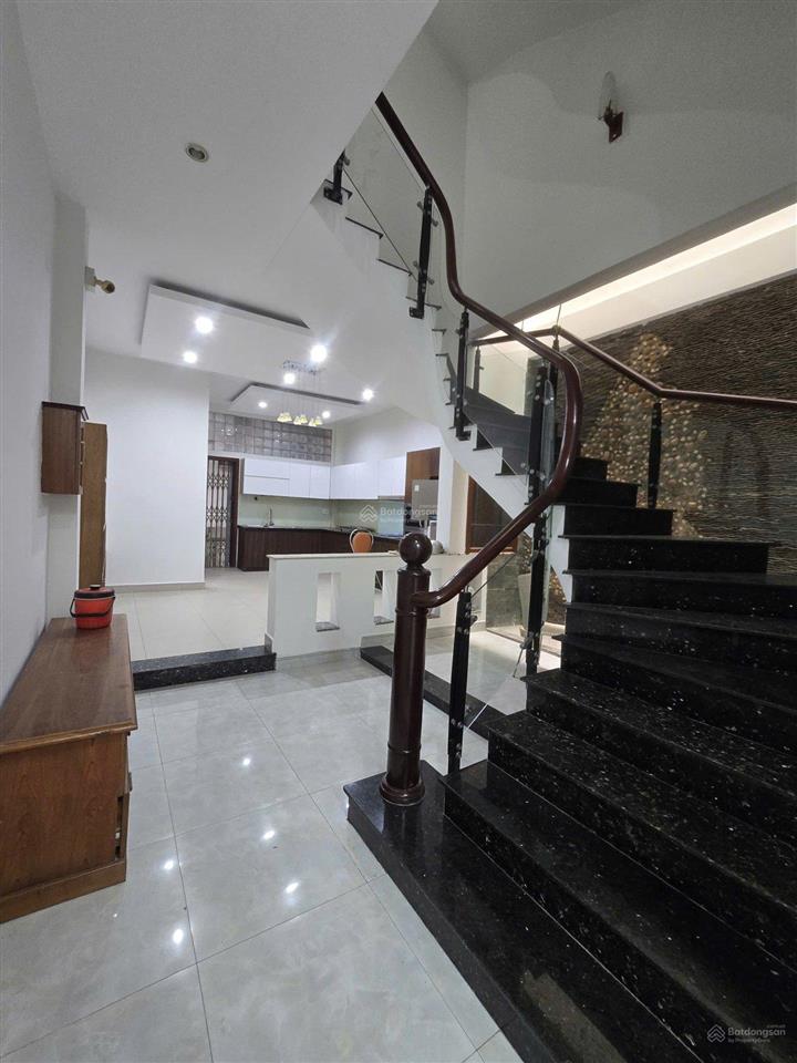 Cho thuê nhà cộng hoà 100m² 3 tầng  35 triệu/tháng