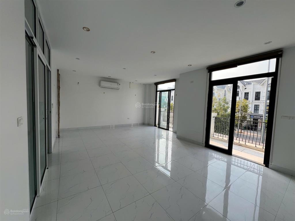 Cho thuê bt vinhomes ocean park 93m2, hoàn thiện 3 tầng 1 tum, vị trí đẹp, cách hồ 100m, giá 20tr