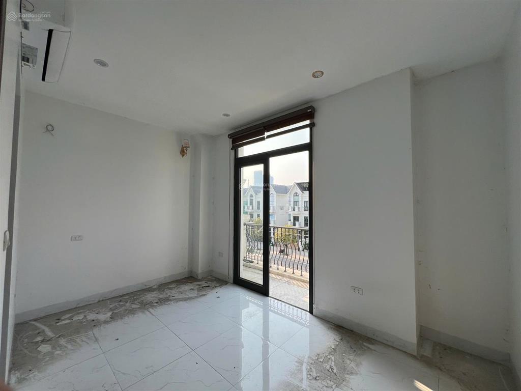 Cho thuê bt vinhomes ocean park 93m2, hoàn thiện 3 tầng 1 tum, vị trí đẹp, cách hồ 100m, giá 20tr