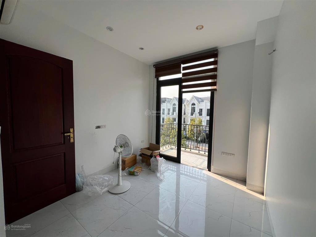 Cho thuê bt vinhomes ocean park 93m2, hoàn thiện 3 tầng 1 tum, vị trí đẹp, cách hồ 100m, giá 20tr