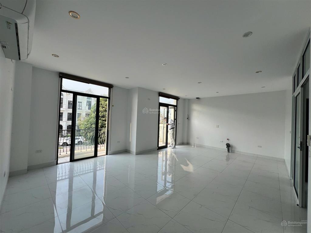 Cho thuê bt vinhomes ocean park 93m2, hoàn thiện 3 tầng 1 tum, vị trí đẹp, cách hồ 100m, giá 20tr